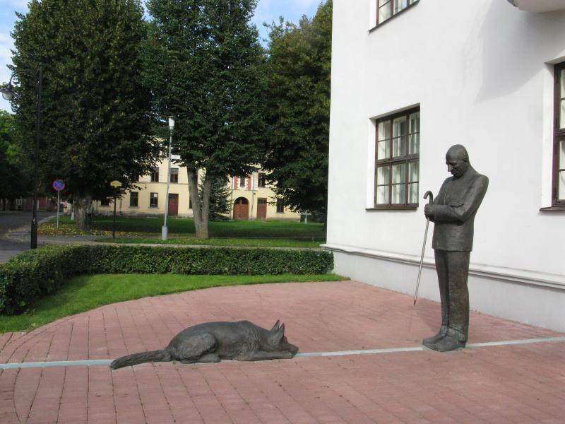 File:Viljandi_August Maramaale pühendatud skulptuur_Aili Vahtrapuu2.jpg